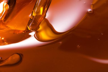 Bal dökme manzarasını kapat. Makro fotoğrafçılık