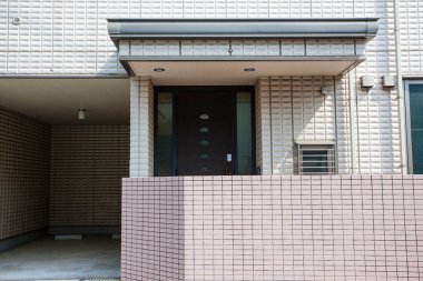 Kahverengi kapılı Japon evi.