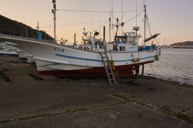 İskelede bir balıkçı teknesi