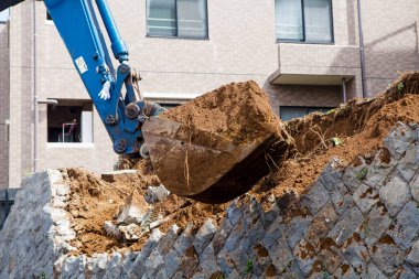 İnşaat alanında çalışan kazıcı görüntüsü.