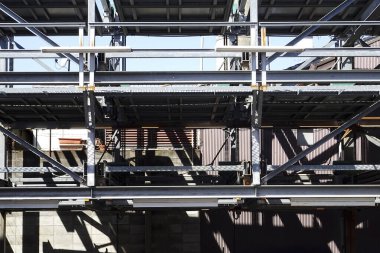 Metal yapı dış mekanda geometrik gölgeler bırakıyor.