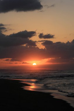 Sahilde gün batımı doğa arka planında