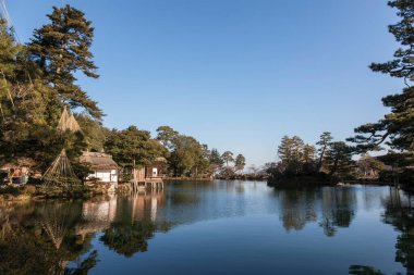 Doğanın arka planında güzel göleti olan ünlü Japon tapınağı.