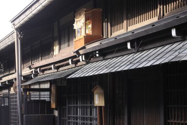 Japon köyündeki eski evlerin gündüz manzarası