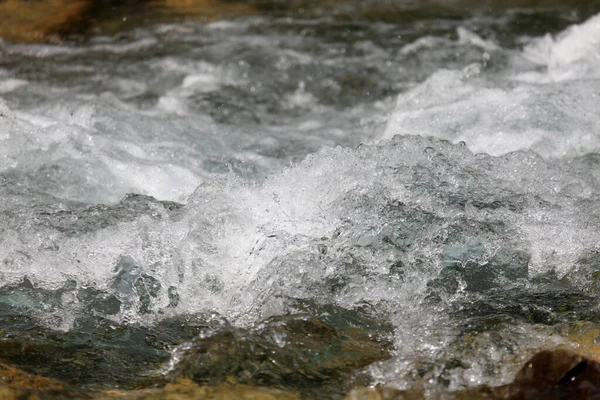 Kayalarla dolu güzel bir dere manzarası.