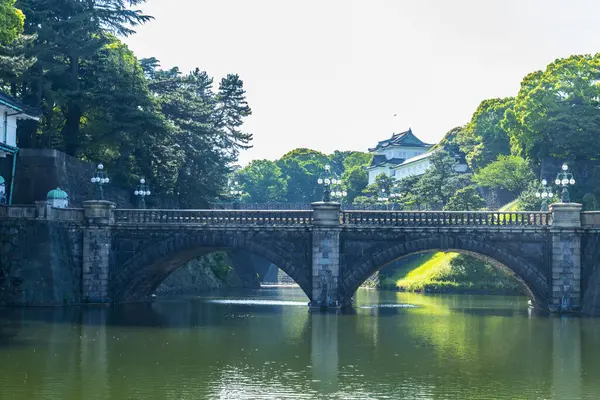 Eski köprüsü, sakin göleti ve ağaçlarıyla güzel Japon parkı.             
