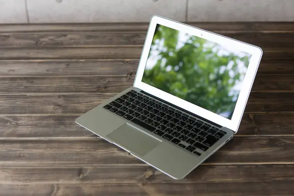 Laptop Com Tela Mesa Madeira — Fotografia de Stock