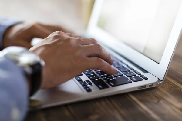 modern dizüstü kullanarak iş adamı 