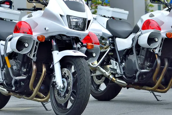 Japonya 'da şehir caddesinde polis motosikletleri park ediyor. 