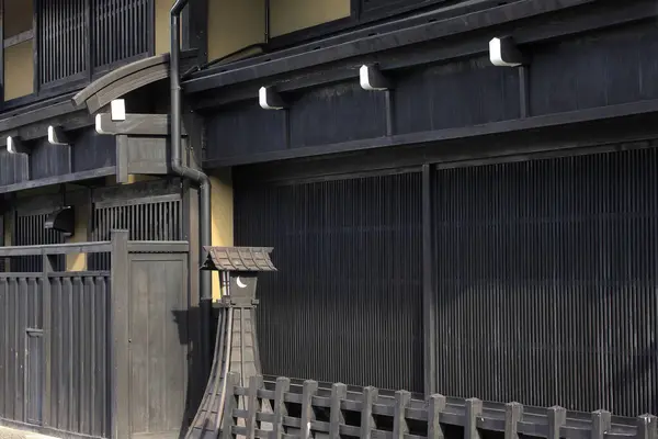 Japon köyündeki eski evlerin gündüz manzarası