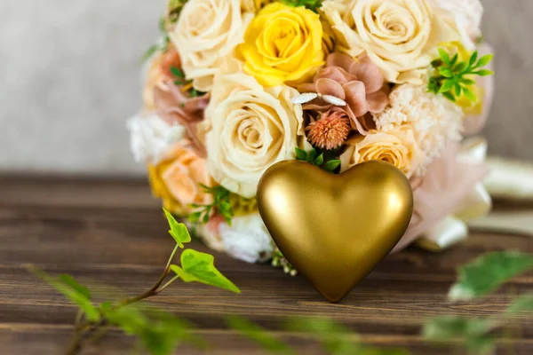 Schöner Hochzeitsstrauß Aus Rosen Und Blumen Auf Einem Holztisch — Stockfoto