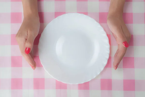 Ansicht Weiblicher Hände Und Weißer Leerer Teller Auf Tisch Mit — Stockfoto