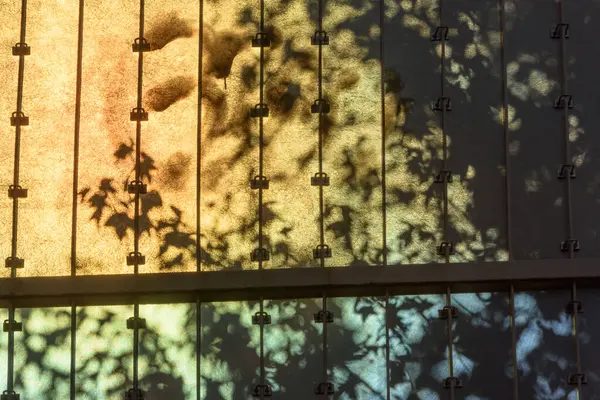 Eski paslı metal çitin gölgeli soyut arkaplanı.