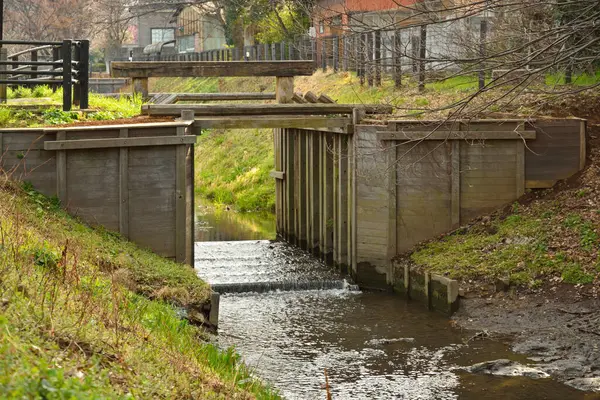 Vieux Pont Dessus Rivière Dans Parc Municipal — Photo