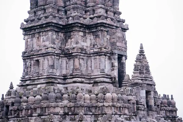 Endonezya 'nın güneyindeki Yogyakarta Özel Bölgesi' ndeki Prambanan Hindu tapınağı yerleşkesi, Trimurti 'ye adanmış, Tanrı' nın Yaratıcı (Brahma), Koruyucu (Vishnu) ve Yok Edici (Shiva) ifadesine adanmıştır.)