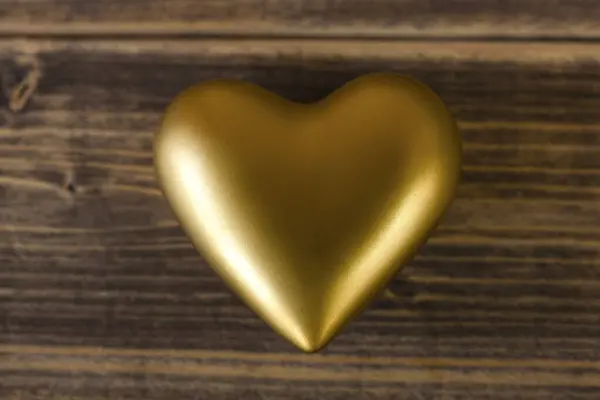 Goldenes Herz Auf Holzgrund — Stockfoto
