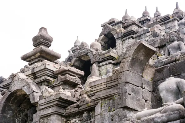 Magelang Regency 'deki Borobudur Budist Tapınağı' nın güzel mimarisi, Magelang şehri ve Endonezya 'nın orta kesimindeki Muntilan kasabası yakınlarında.