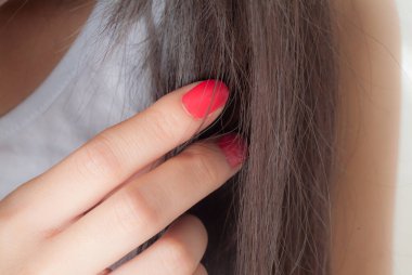 Uzun saçlı ve kırmızı tırnaklı Aisan genç bir kadının kesilmiş fotoğrafı.