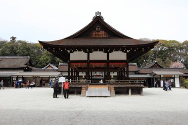Güzel antik Japon tapınağının manzaralı görüntüsü.