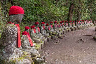 Kırmızı şapkalı Jizo heykelleri, ölen çocuklar için koruyucu tanrılar, Kanmangafuchi Uçurumu, Nikko, Japonya, Asya.