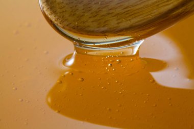 Bal ve kaşığın yakın görüntüsü. Makro fotoğrafçılık