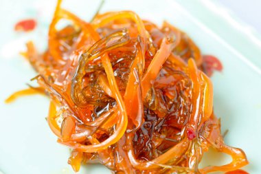 Tabakta ince dilimlenmiş baharatlı kalamar, Asya yemekleri. 