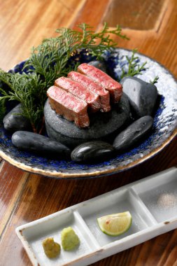 Tabakta taze deniz ürünleri, Japon mutfağı konsepti, yakın çekim. 