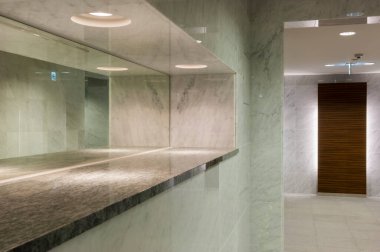 Mermer giriş ve lüks modern iç mekan.