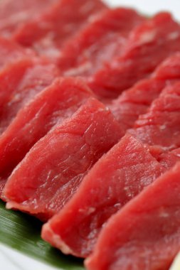 Tabağın kenarına çiğ et koyun.