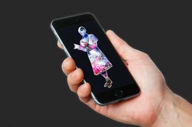 Modern akıllı telefon aygıtı kullanan kişinin yakın görüntüsü
