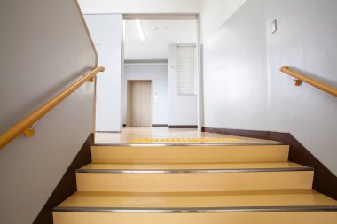 Japonya 'da okulda modern ahşap merdiven