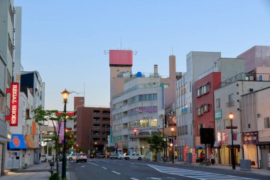 Aomori şehrinin akşam sokak manzarası, Aomori Bölgesi, Japonya