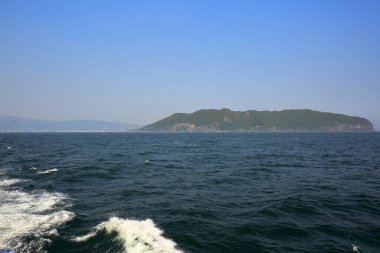 Adadaki deniz ve dağlar. 