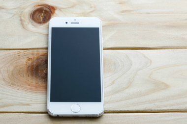 modern cep telefonu ahşap masa arkasında