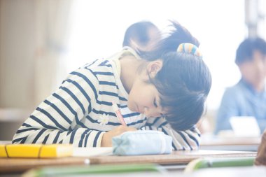 Tokyo, Japonya 'daki sınıfta oturan öğrenciler.