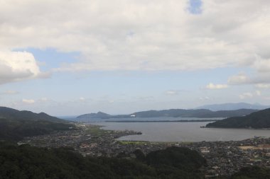 Şehir ve göl manzarası