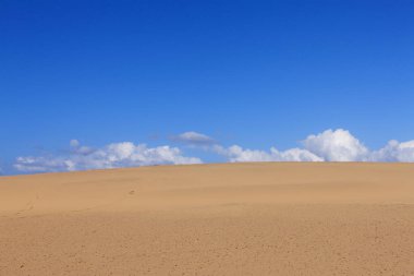 Kum tepeleri ve mavi gökyüzü