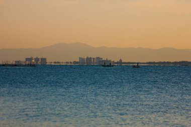 Denizin üzerinde güzel bir gün batımı.
