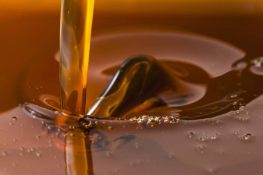 Bal dökme manzarasını kapat. Makro fotoğrafçılık