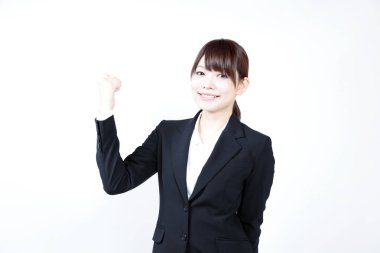 Beyaz takım elbiseli güzel Asyalı iş kadını portresi.