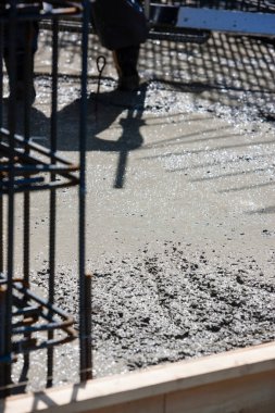 İnşaat alanında çelik takviye ve beton kullanılmış. 