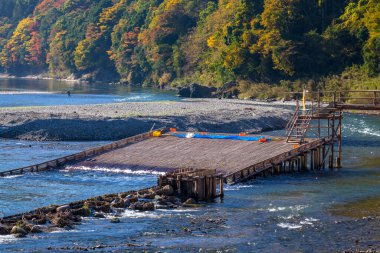 Oose Kanko Yana, Japonya 'nın Tochigi ilindeki Naka Nehri' nde turist avlama tesisi..