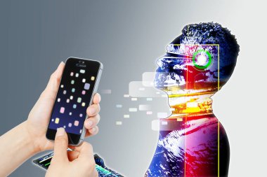 Modern akıllı telefon aygıtı kullanan kişinin yakın görüntüsü