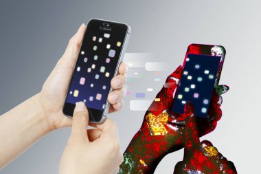 Modern akıllı telefon aygıtı kullanan kişinin yakın görüntüsü