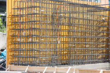 İnşaat alanında çelik takviyesi kullanılıyor. 