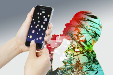Modern akıllı telefon aygıtı kullanan kişinin yakın görüntüsü