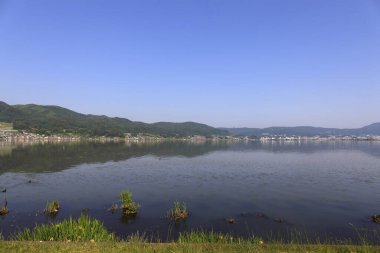 Köydeki güzel göl manzarası 