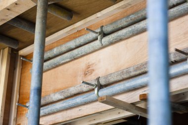 Yeni ev yapım aşamasında. Tahta kirişlerle inşa ediliyor 