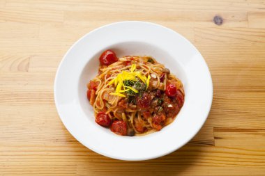 Domates soslu leziz spagetti bolonezi 