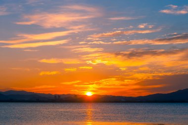 Gölün üzerinde güzel bir gün batımı 